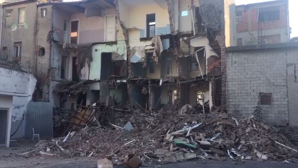 Fatihte 3 Tarihi Bina Depremde Zarar Gördü