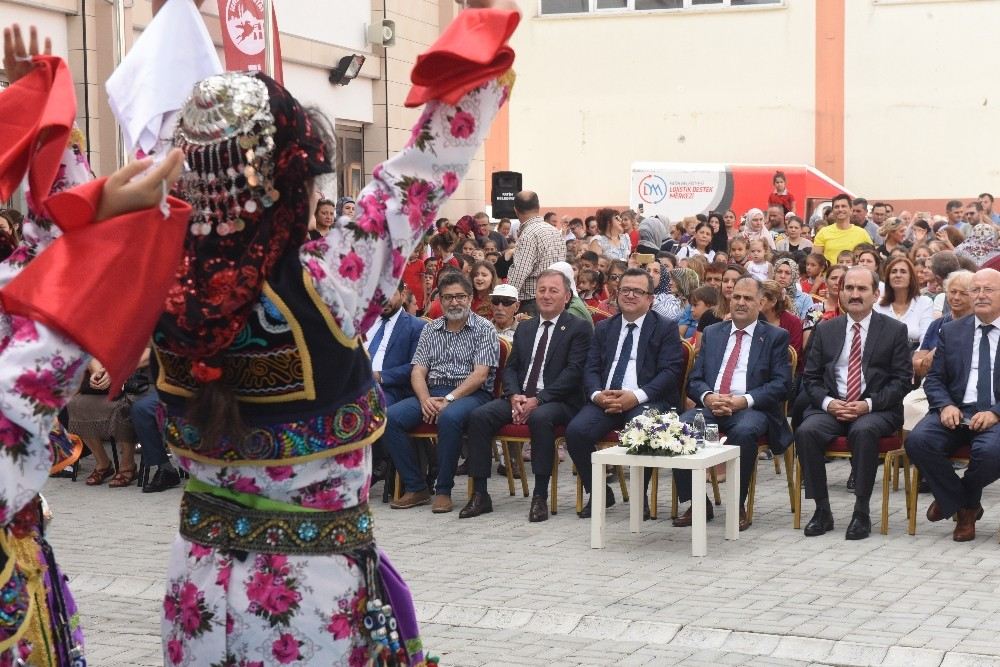 Fatihte 4 Bin 200 Öğrenciye Çanta Hediye Edildi