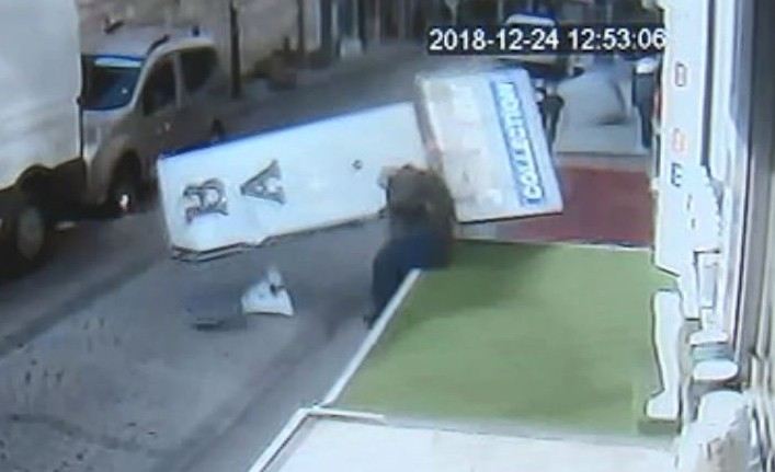 Fatihte Kaldırımda Oturan Adamın Üstüne Reklam Panosu Düştü