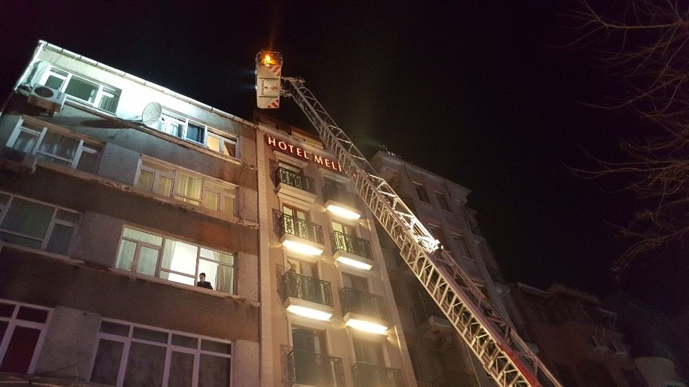 Fatihte Otel Yangını: 20 Kişi Dumandan Etkilendi
