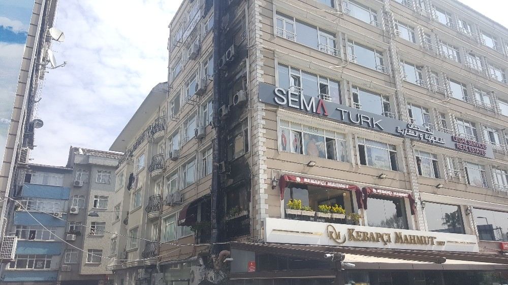 Fatihte Restoranda Çıkan Yangın Binanın Dış Cephesini Sardı