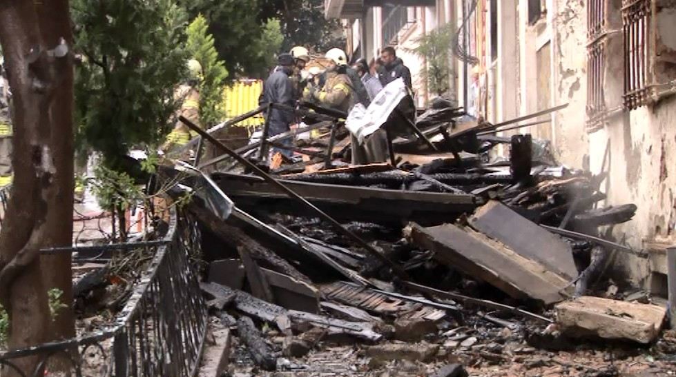 Fatihte Yangın Sonrası Harabeye Dönen Binalar Belediye Tarafından Yıkıldı