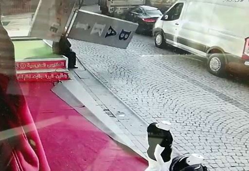 Fatihte Yaşlı Adamın Üzerine Reklam Tabelası Düştü
