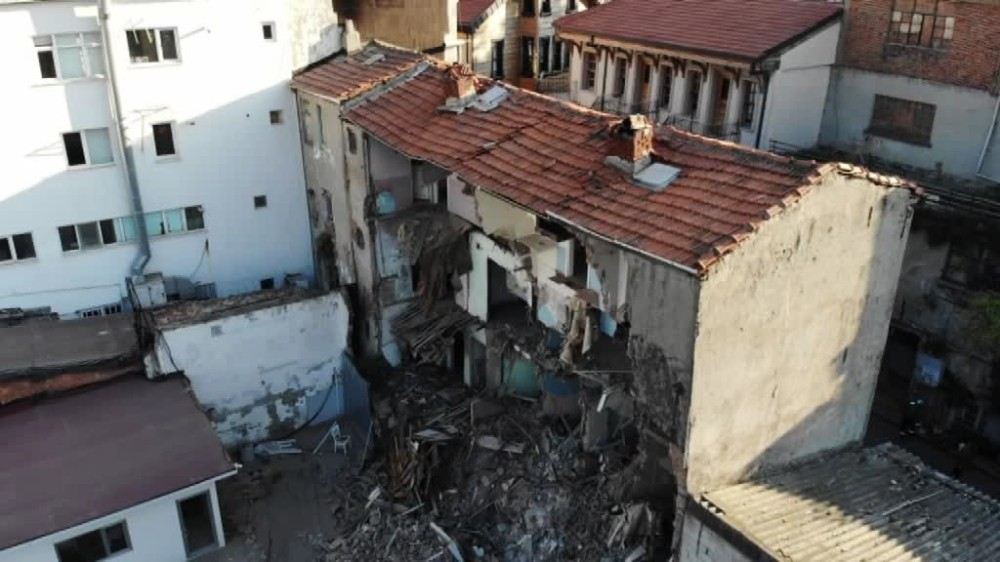 Fatihte Zarar Gören Tarihi Binalar Kontrollü Bir Şekilde Yıkıldı