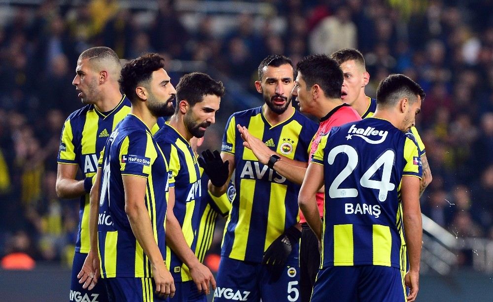 Fenerbahçe Beklentilerin Altında Bir İlk Yarı Geçirdi