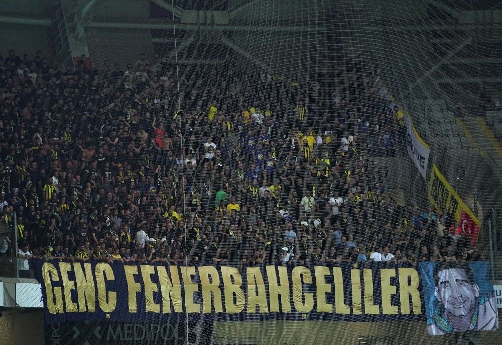 Fenerbahçe Tribünleri Simsiyah!