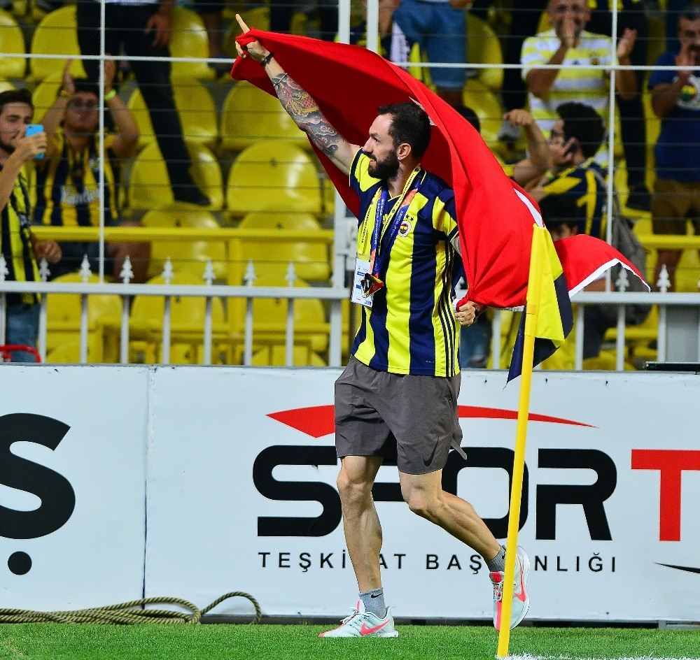 Fenerbahçede Ramil Guliyeve Plaket Verildi