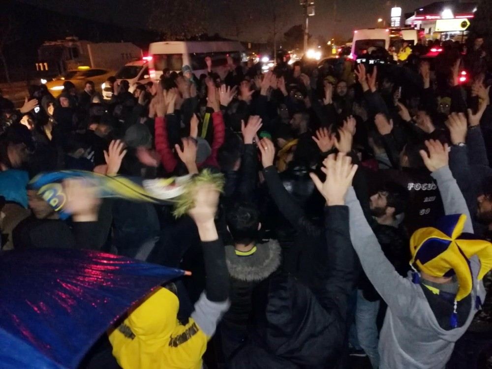 Fenerbahçeli Taraftarlar Ersun Yanal İçin Toplandı