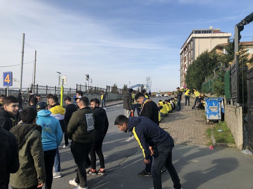 Fenerbahçeli Taraftarlar Yerlerini Almaya Başladı