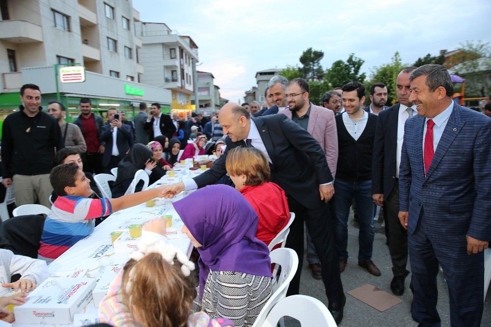 Fikri Işık, Sırasöğütler Mahallesinde İftarını Açtı