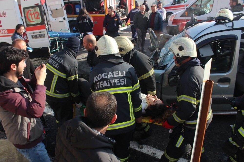 Fireni Boşalan Hafriyat Kamyonu, Hafif Ticari Araçla Biçti: 4 Yaralı