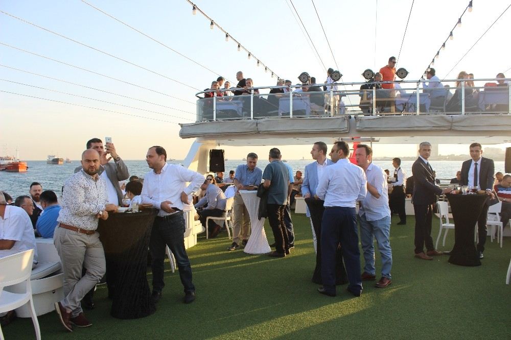 Fuar Yorgunluklarını Boğazın Tadını Çıkararak Attılar