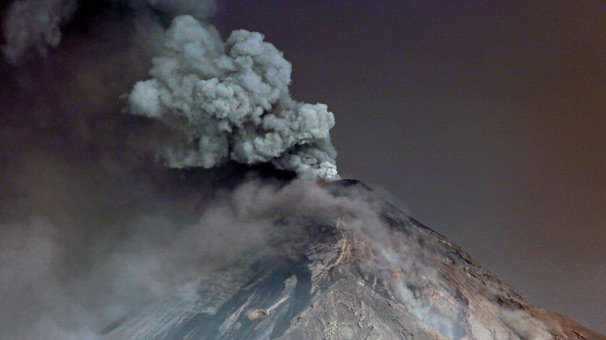Fuego Yanardağı`nın çevresindeki binlerce insan tahliye edildi