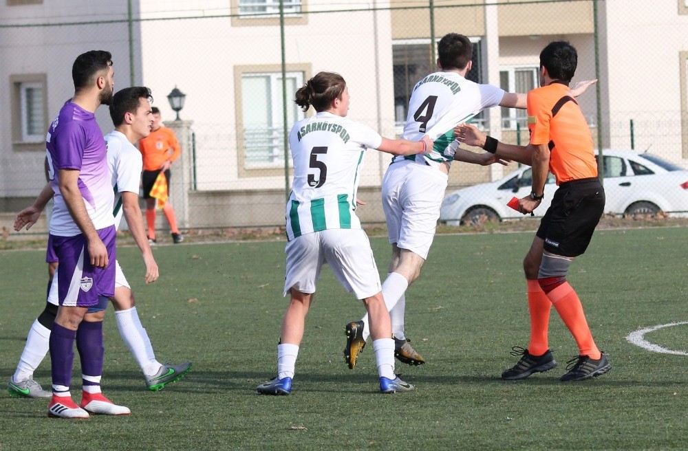 Futbolcu Hakeme Tokat Atınca Başkan Takımı Ligden Çekti