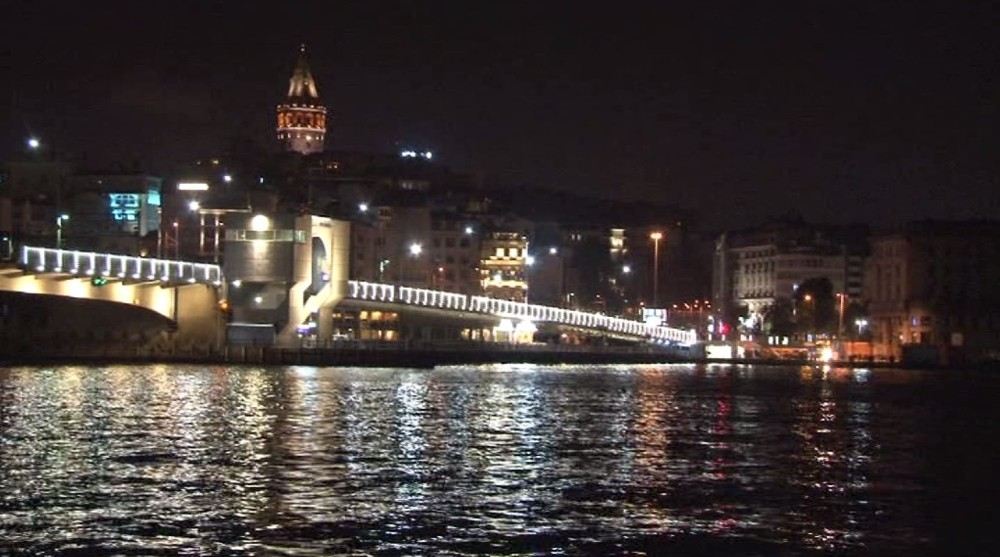 Galata Köprüsü Altında Yunuslar Gösterisi Büyük Beğeni Topladı