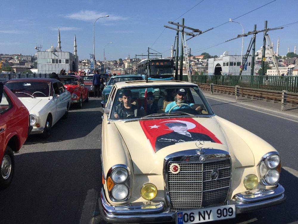 Galata Köprüsünde 100 Klasik Otomobil İle 100Üncü Yıl Konvoyu