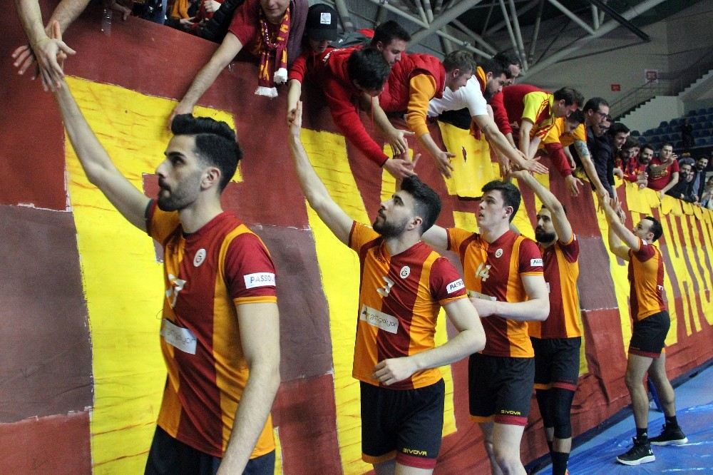 Galatasaray Erkek Voleybol Takımına Madalyalarını Mustafa Cengiz Verdi