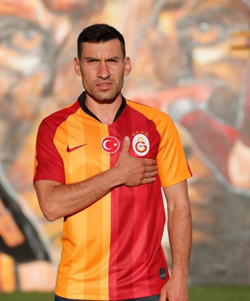 Galatasaray, Şener Özbayraklı İle 2 Yıllık Sözleşme İmzaladı
