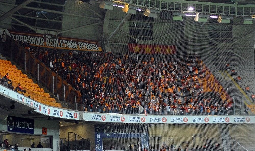 Galatasaray Taraftarı Deplasmanda Takımını Yalnız Bırakmadı