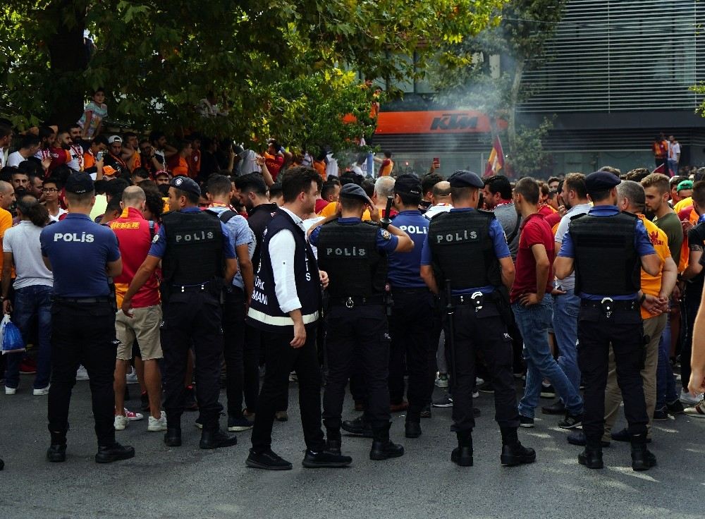 Galatasaray Taraftarı Falcaoyu Bekliyor