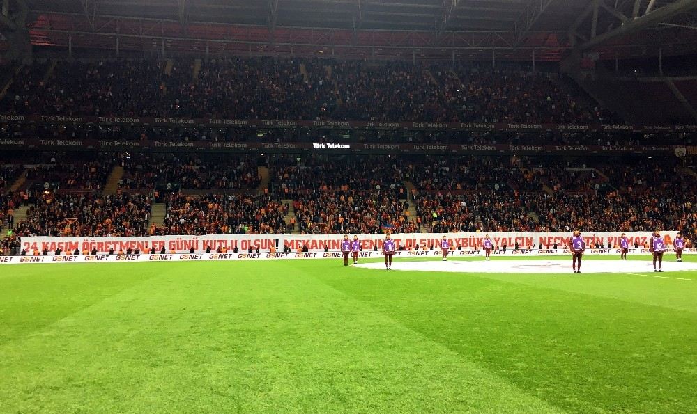 Galatasaray Taraftarı Öğretmenler Gününü Unutmadı
