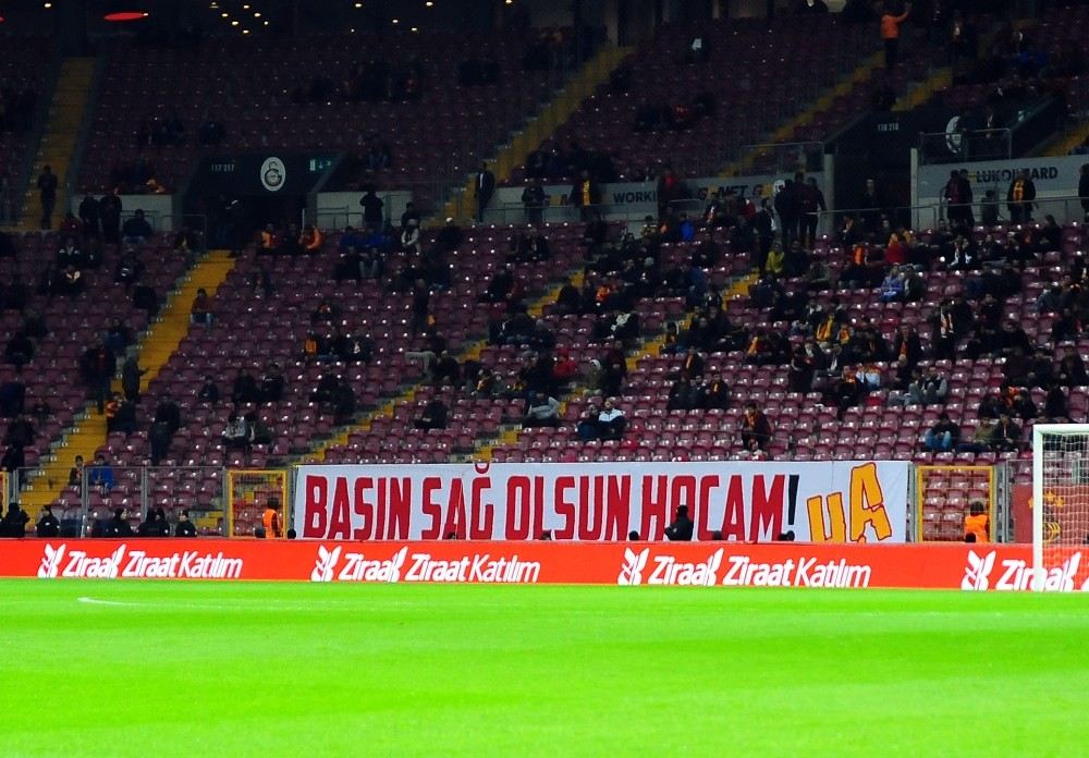 Galatasaray Taraftarlarından Talat Terim İçin Pankartlar