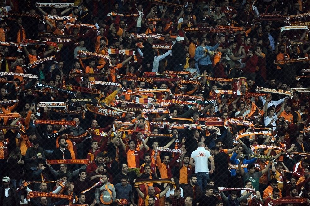 Galatasaray Tribünleri Bülent Korkmazı Unutmadı