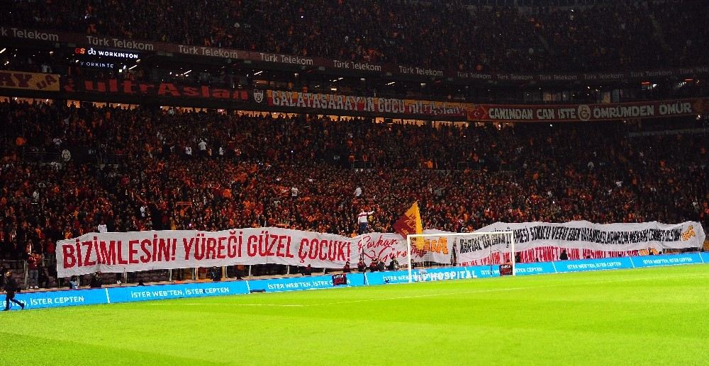 Galatasaray Tribünlerinden Anlamlı Pankartlar