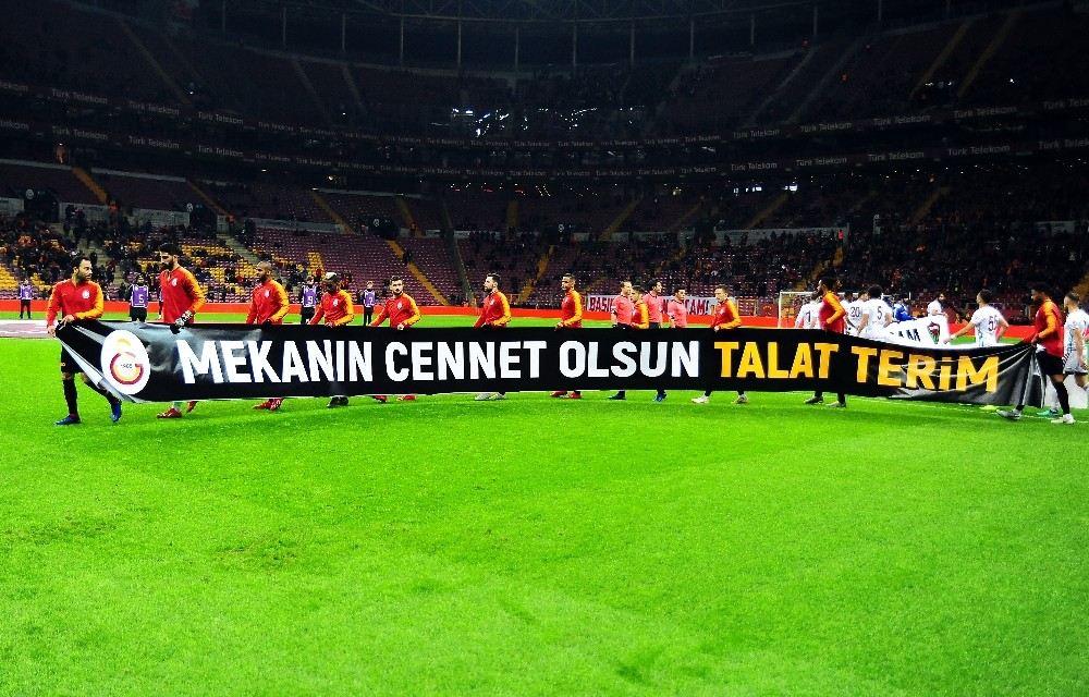 Galatasaray Ve Hatayspordan Talat Terim İçin Pankart
