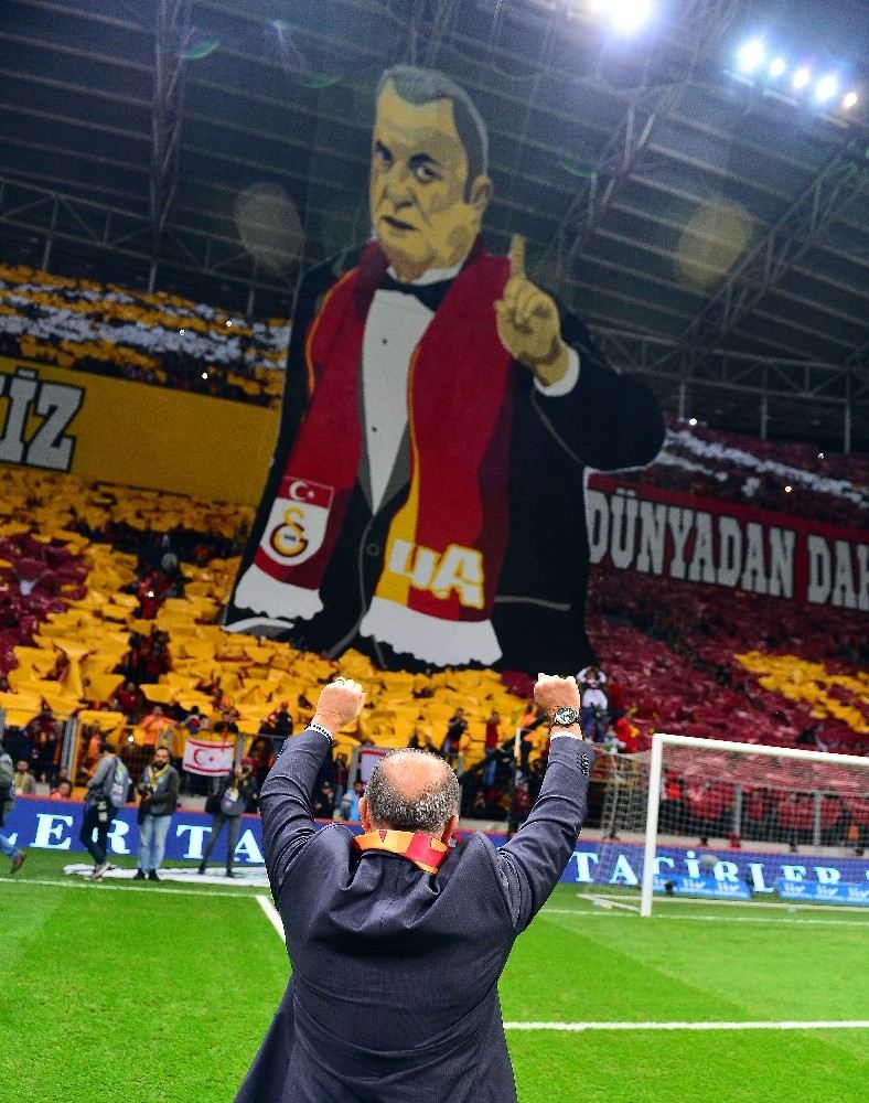 Galatasaraydan 3 Boyutlu Fatih Terim Koreografisi