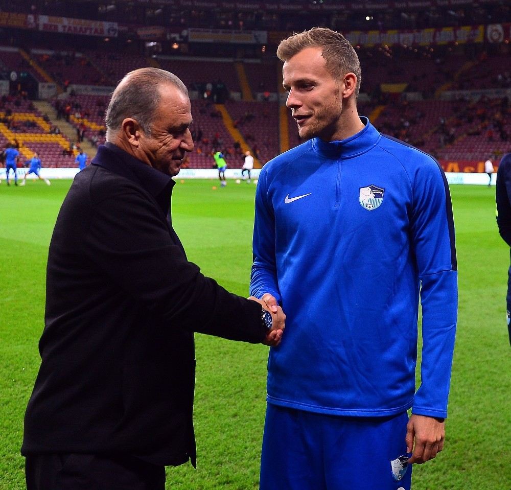 Galatasaraydan Bb Erzurumsporlu Futbolcu Lennart Thye Plaket