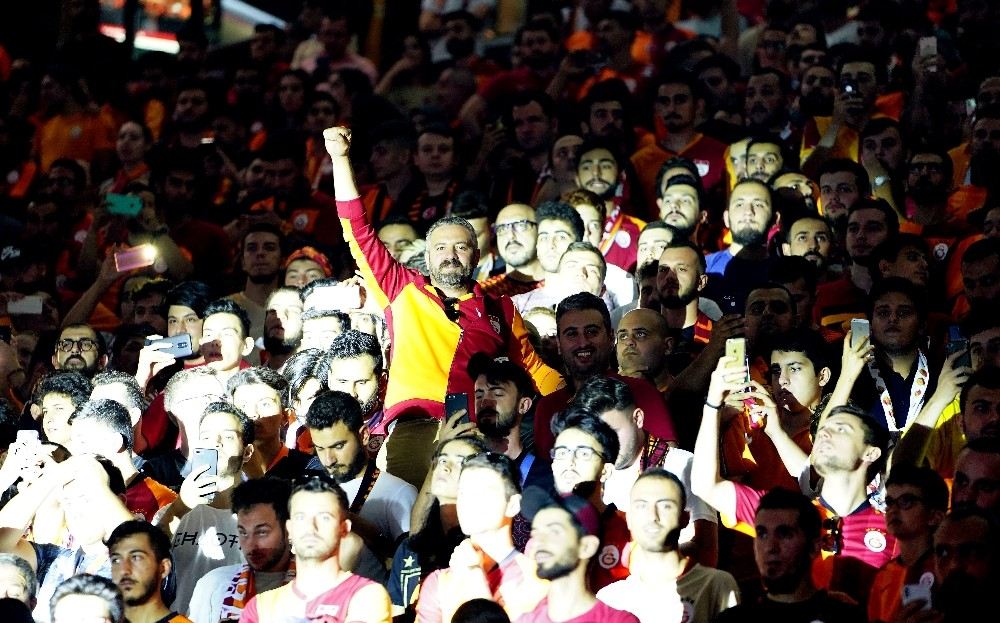 Galatasaraydan Türk Telekom Stadyumunda İmza Şov