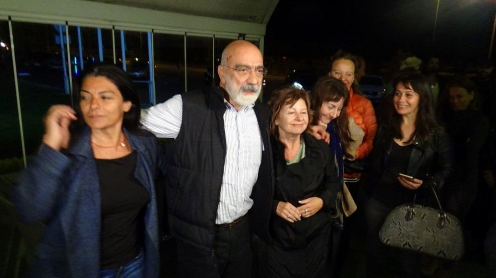 Gazeteci Ahmet Altan Silivri Cezaevinden Tahliye Edildi