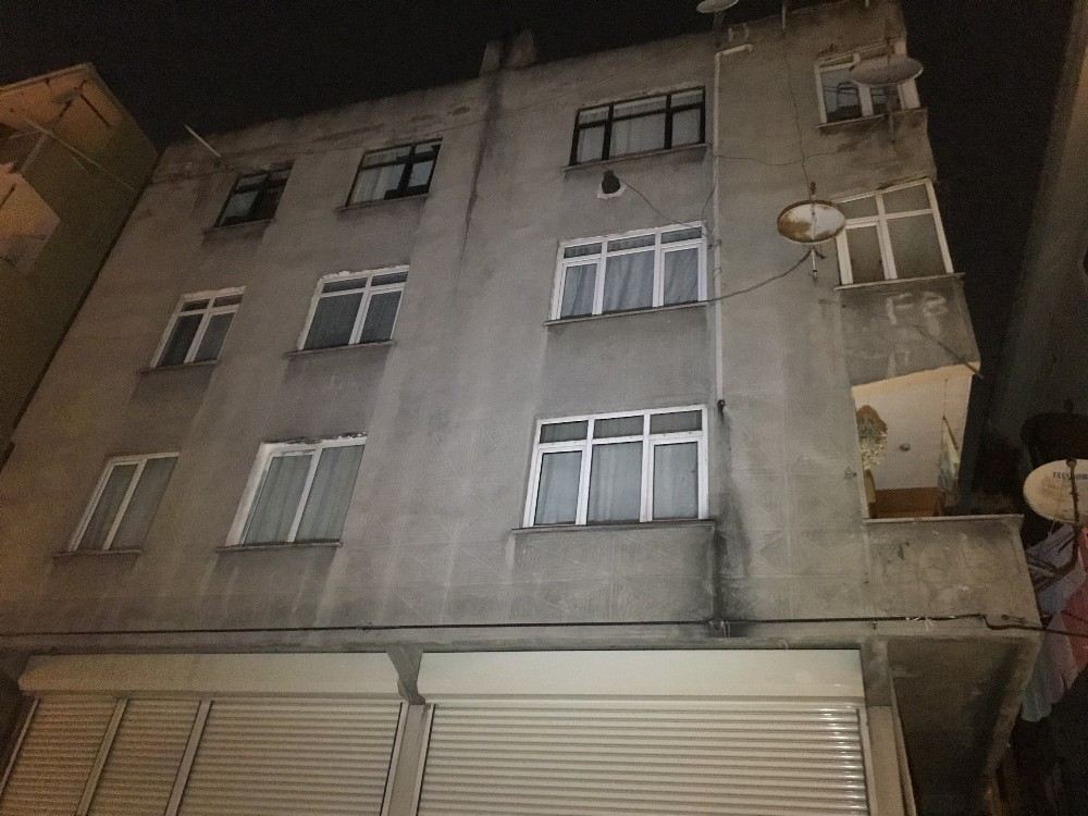 Gaziosmanpaşada Çatlakların Oluştuğu Bina Tahliye Edildi