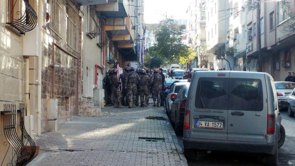 Gaziosmanpaşada Cezaevi Firarisi Polise Ateş Açtı, Annesini Yaraladı