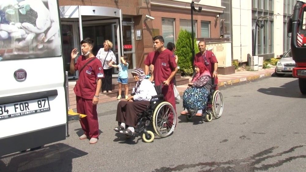 Gaziosmanpaşada Trafo Merkezinde Çıkan Yangın Hastaneyi Boşalttırdı