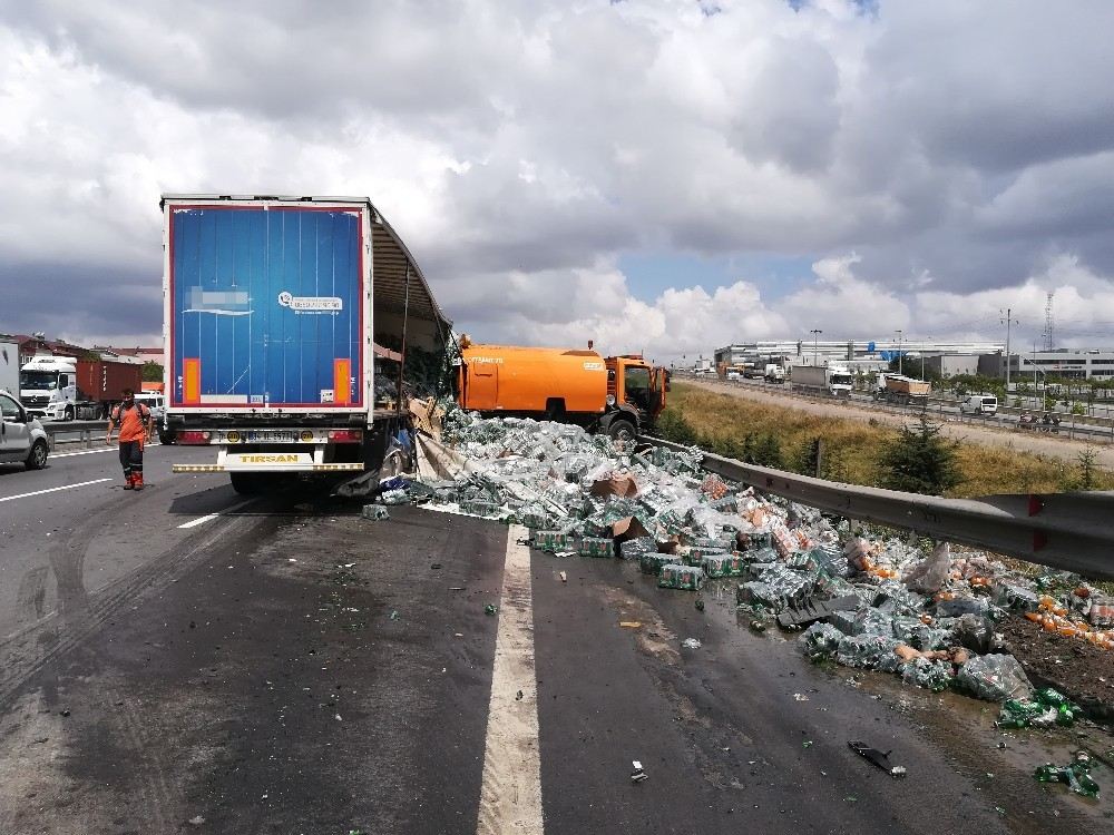 Gazoz Yüklü Tır, Temizlik Aracına Çarptı: 1 Yaralı
