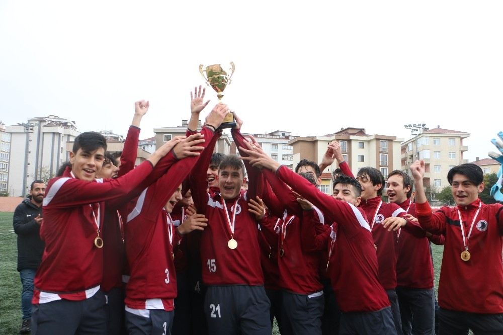 Genç Kartalsporlular Şampiyonluk Kupasını, Kartal Belediyesi Yöneticilerinden Aldı