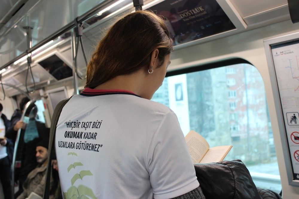 Gençler Metroda Kitap Okuyarak Farkındalık Oluşturuyorlar