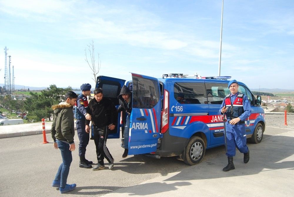 Göçmen Kaçakçıları Kovalamaca Sonrası Yakalandı