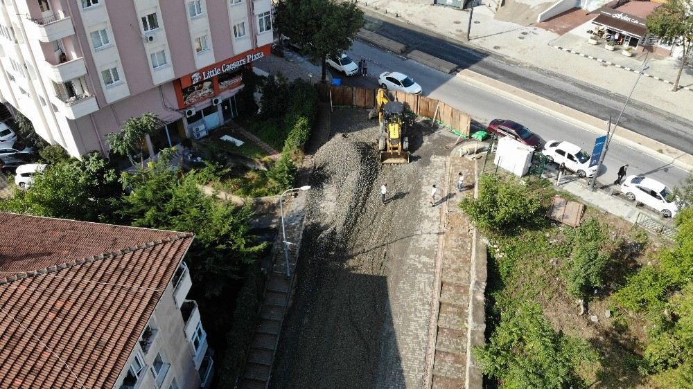 Göktürk Sokakta Sağanak Nedeniyle Çöken Yol Çalışmaları Sürüyor