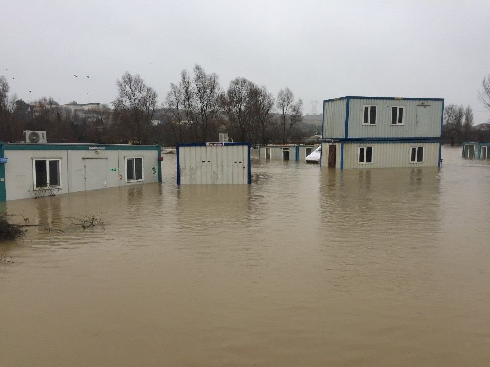 Göktürkte Şantiyeler Ve Yolları Su Bastı