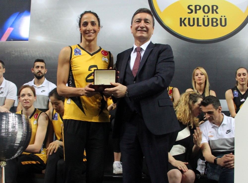 Gözde Kırdar: En Büyük Vakıfbank Taraftarı Benim