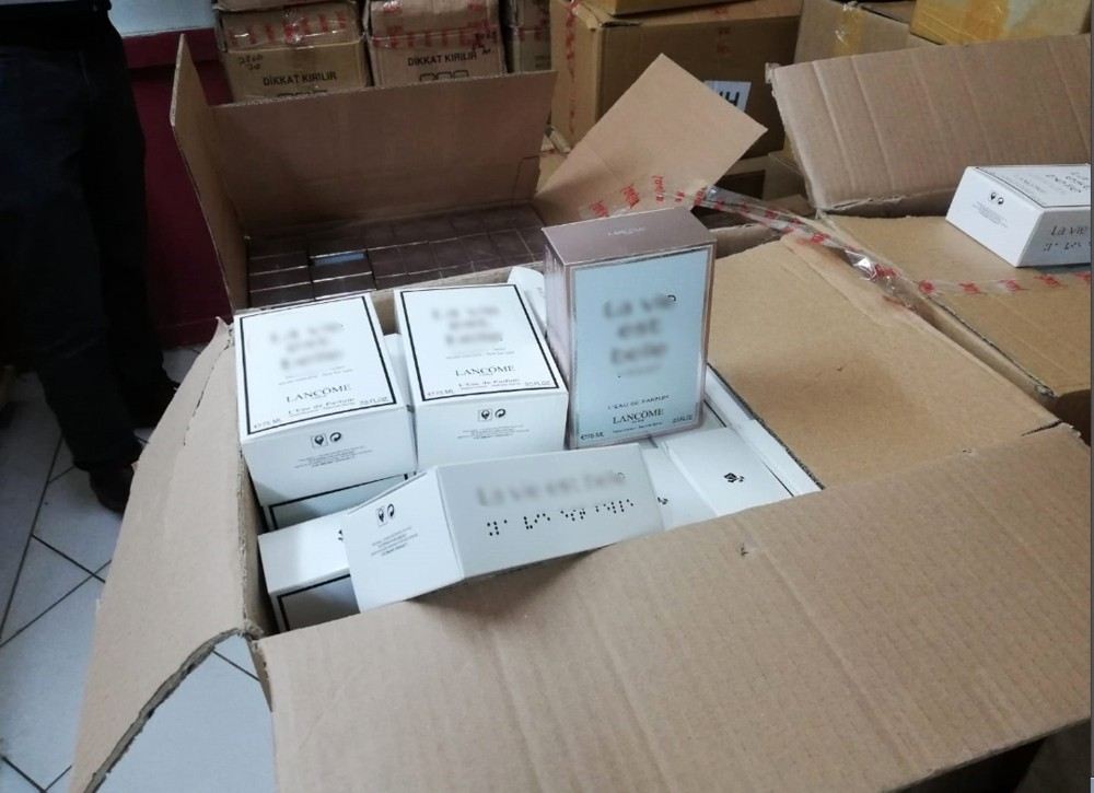 Gümrük Muhafaza Ekiplerinden İstanbulda Sahte Parfüm Operasyonu