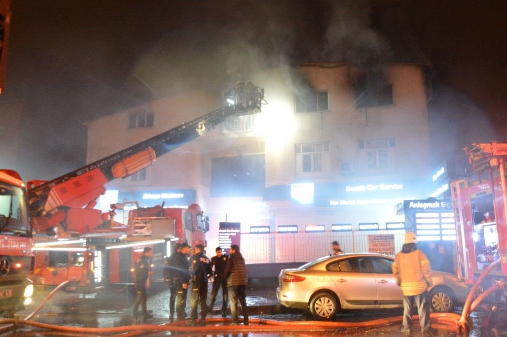 Güngörende Bin Metrekarelik Tekstil Atölyesinde Yangın: 2 Yaralı