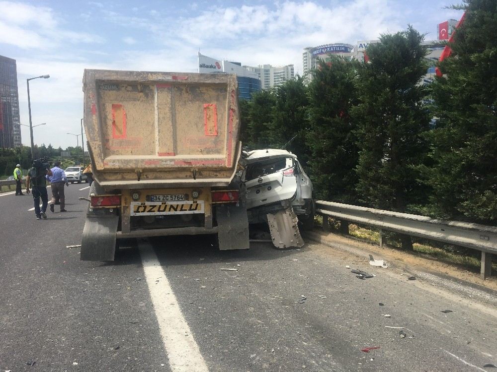 Hafriyat Kamyonu Çarptığı Aracı Bariyerlere Sıkıştırdı: 2 Yaralı