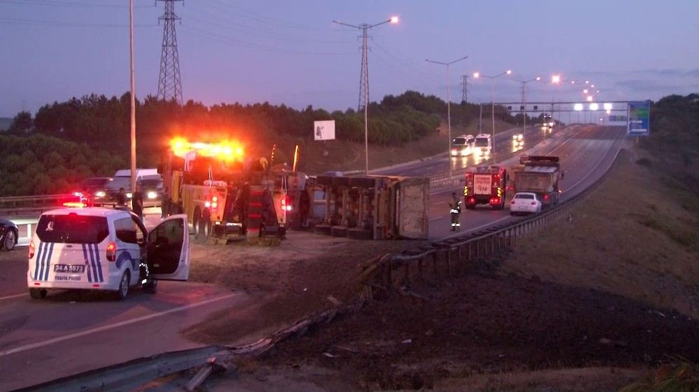 Hafriyat Yüklü Kamyon Devrildi Havalimanı Yolu Trafiğe Kapandı