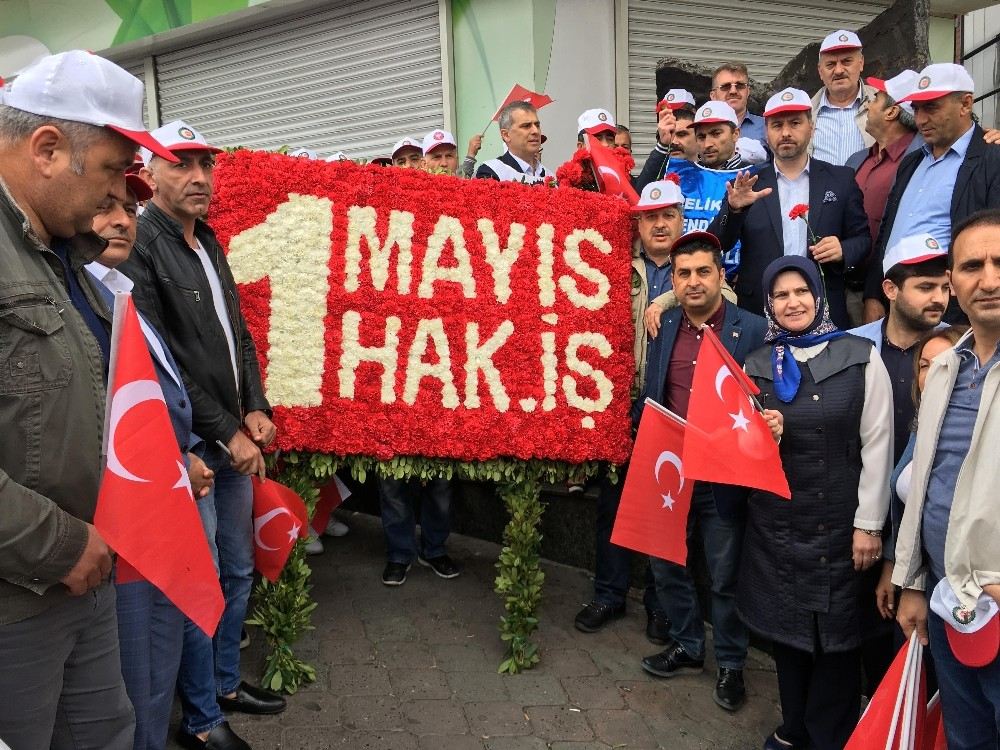 Hak-İş Sendikası Taksimdeki Cumhuriyet Anıtına Çelenk Bıraktı