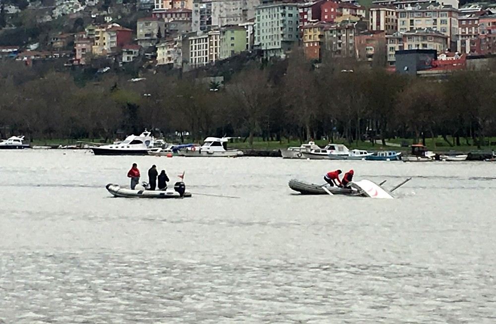 Haliçte Yelkenli Alabora Oldu, Yat Kulübü Öğrenciler Kurtarıldı