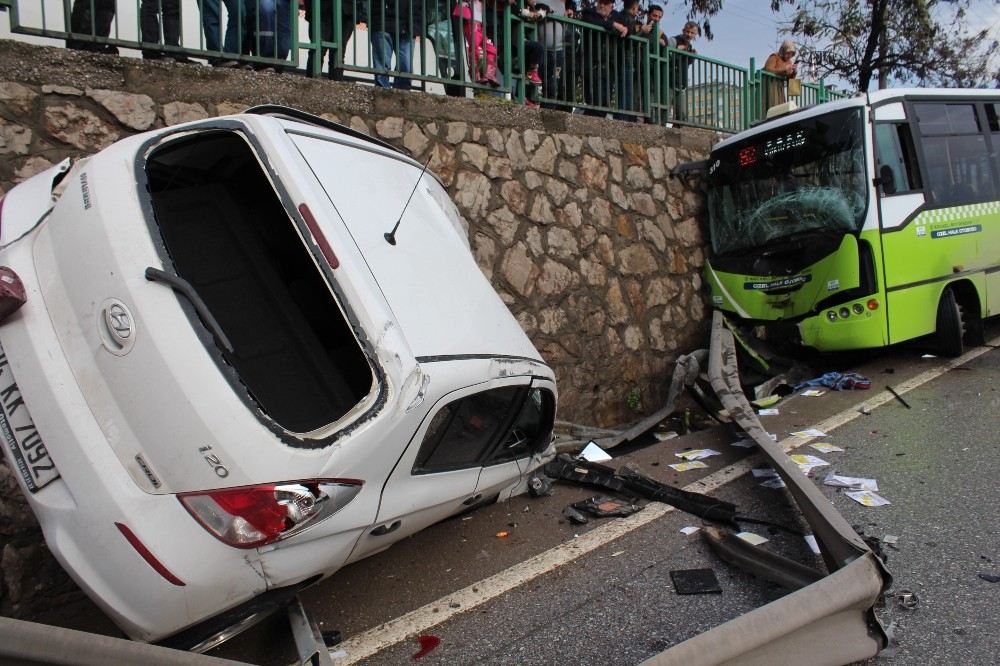 Halk Otobüsü İle Otomobil Çarpıştı: 3 Yaralı